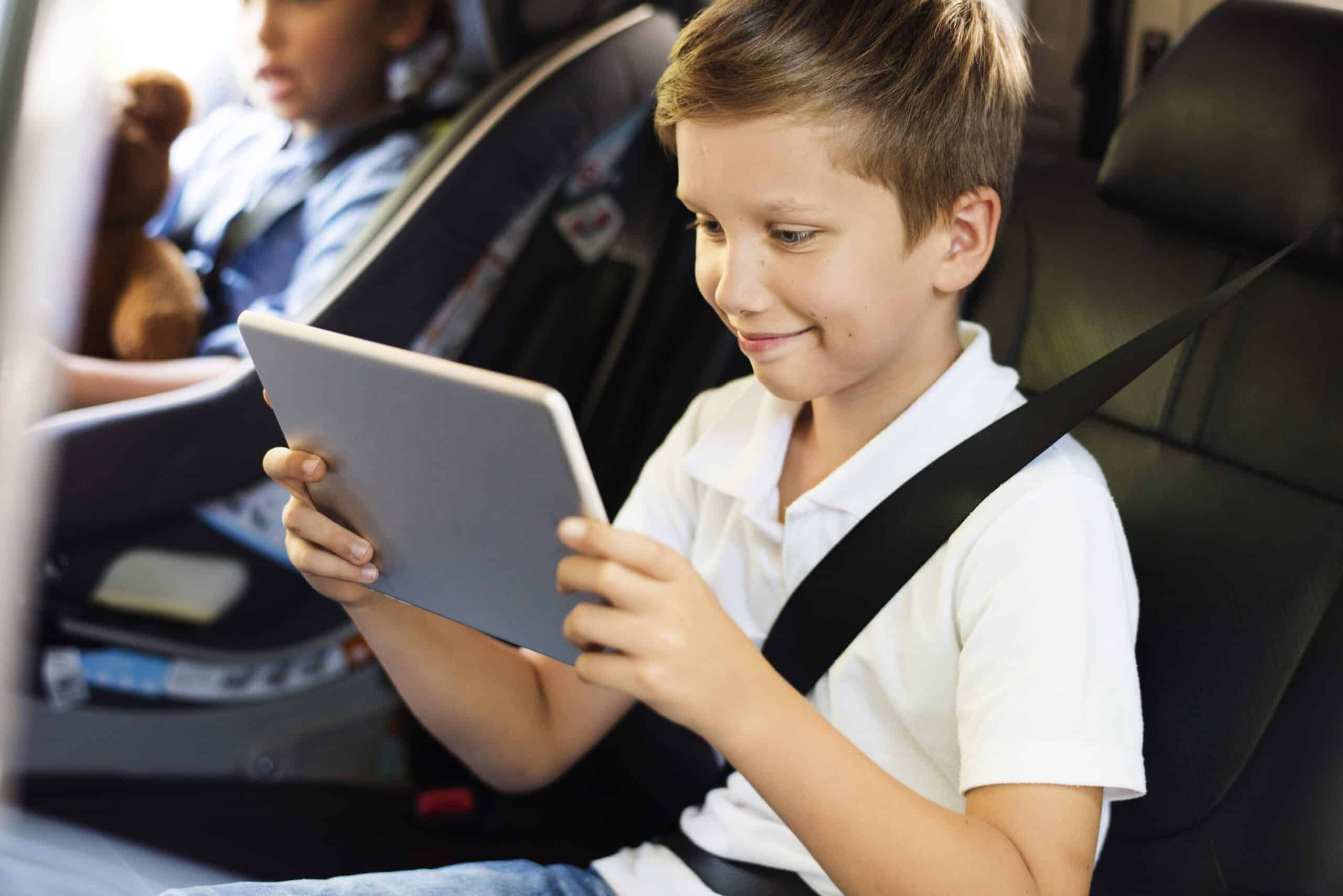 Come intrattenere i bambini durante i viaggi in auto 1