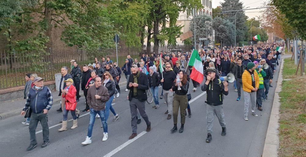 manifestazione-bologna-no-green-pass-e1634402593207