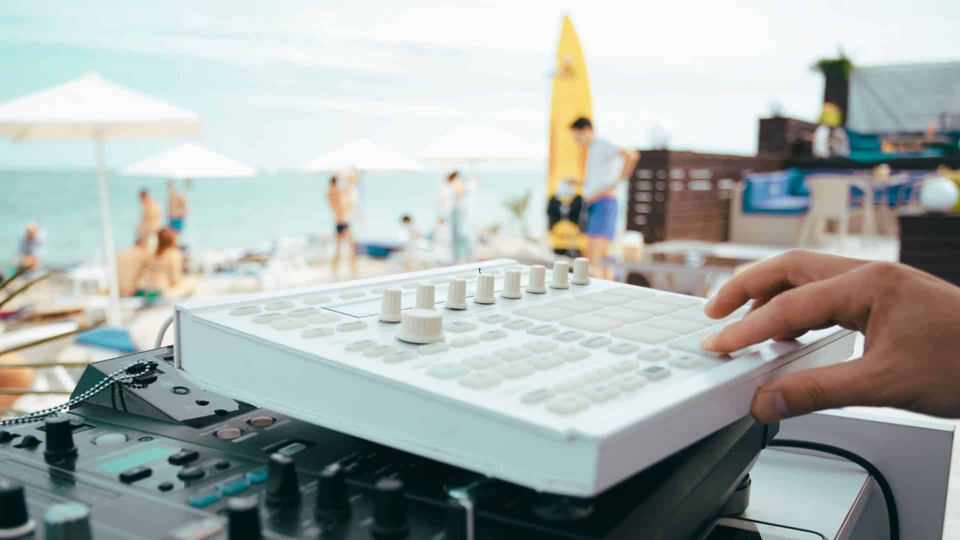 festa-in-spiaggia_estate_divertimento_dj-_musica