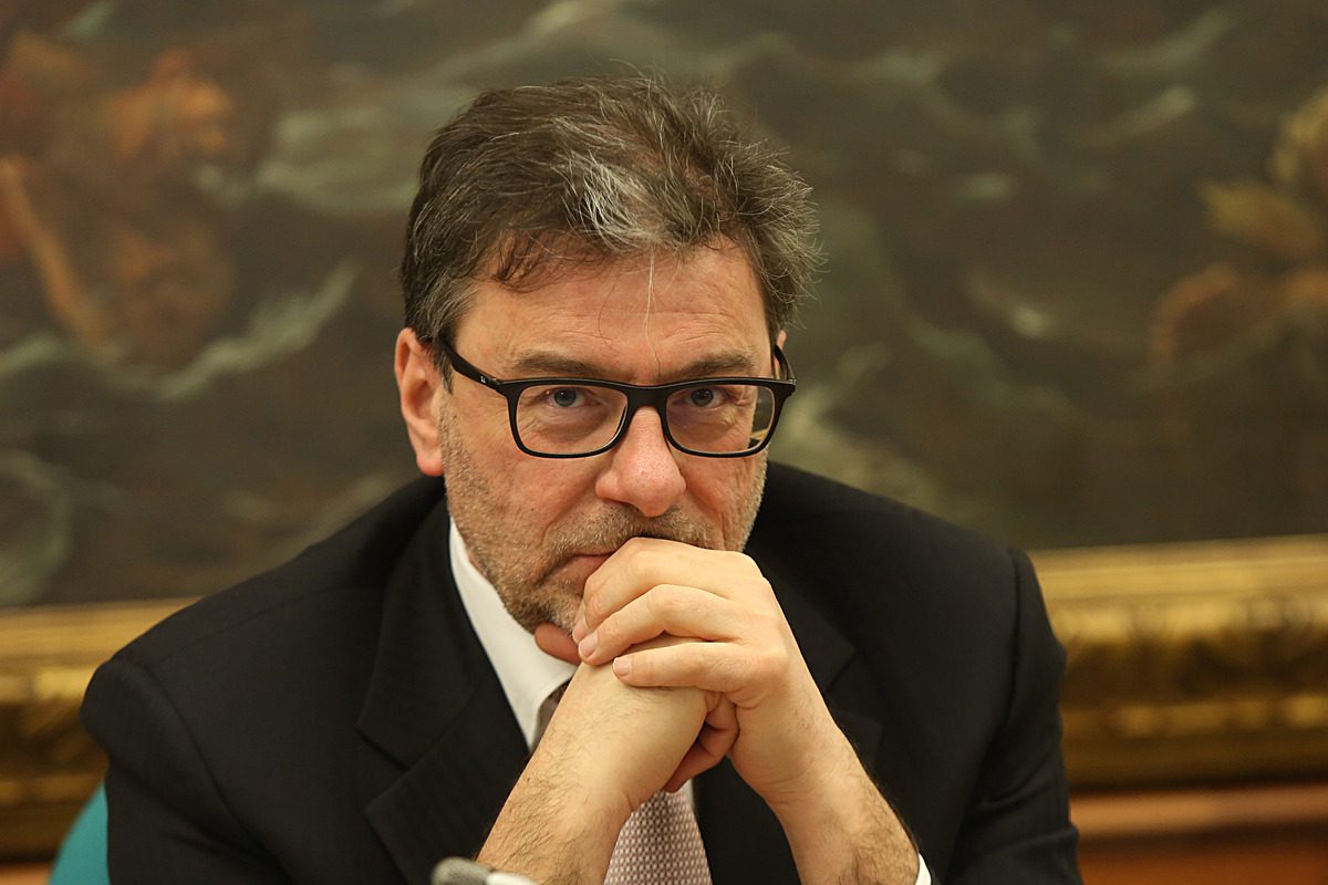 Via la norma sui Pos, limite di 7 mesi per il reddito di cittadinanza: ecco le modifiche alla manovra Via la norma sui Pos, limite di 7 mesi per il reddito di cittadinanza: ecco le modifiche alla manovra