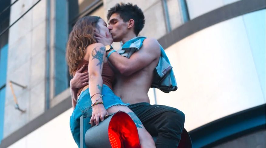 “Il bacio sul semaforo”, la foto dei festeggiamenti dopo la semifinale che sta facendo impazzire l’Argentina “Il bacio sul semaforo”, la foto dei festeggiamenti dopo la semifinale che sta facendo impazzire l’Argentina