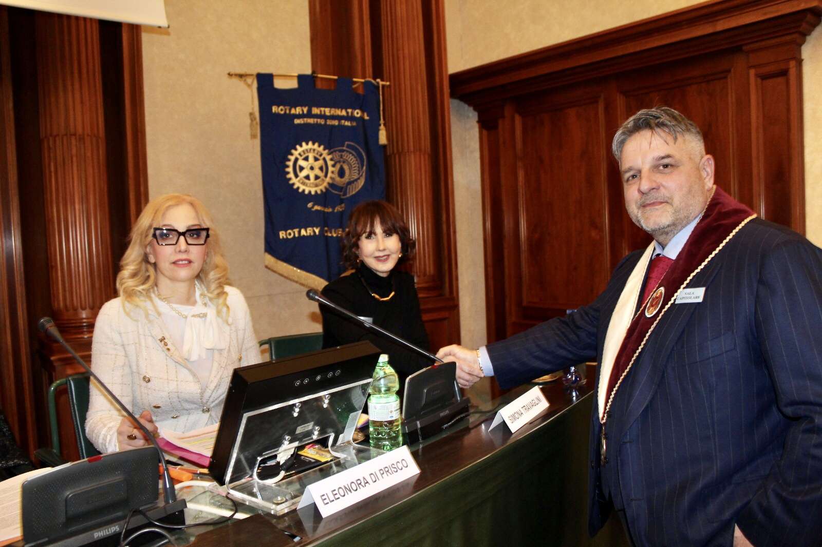 Sulla destra Michele Coppola, Rettore Accademia Internazionale Medicea - Autore dipinto La Gorgona