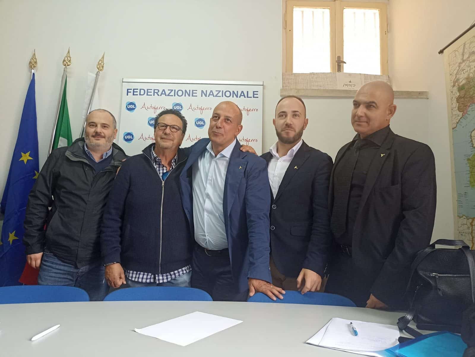 Tomassi (al centro) con il consiglio direttivo