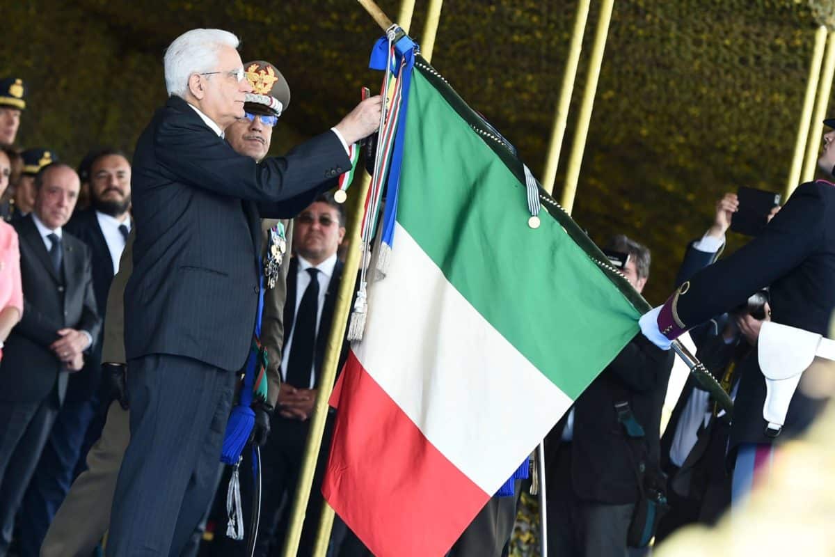 mattarella-bandiera-tricolore-scaled-e1641546059302