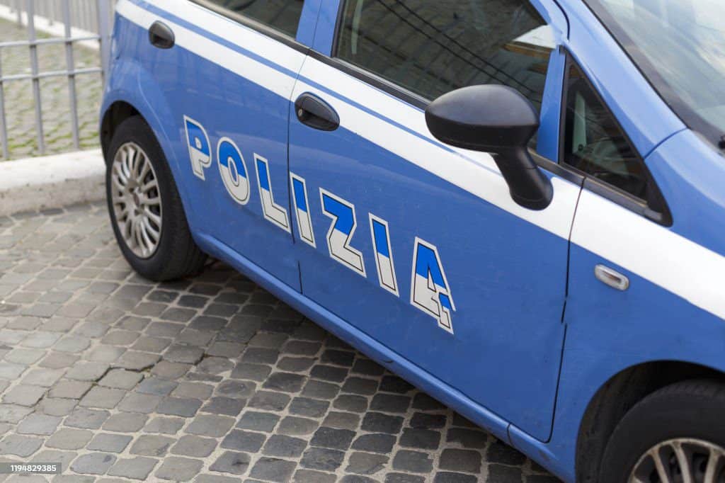 La Polizia di Stato di Bolzano ha proceduto all’arresto di un passeur cinese che tentava di far entrare illegalmente in Italia 7 connazionali La Polizia di Stato di Bolzano ha proceduto all’arresto di un passeur cinese che tentava di far entrare illegalmente in Italia 7 connazionali