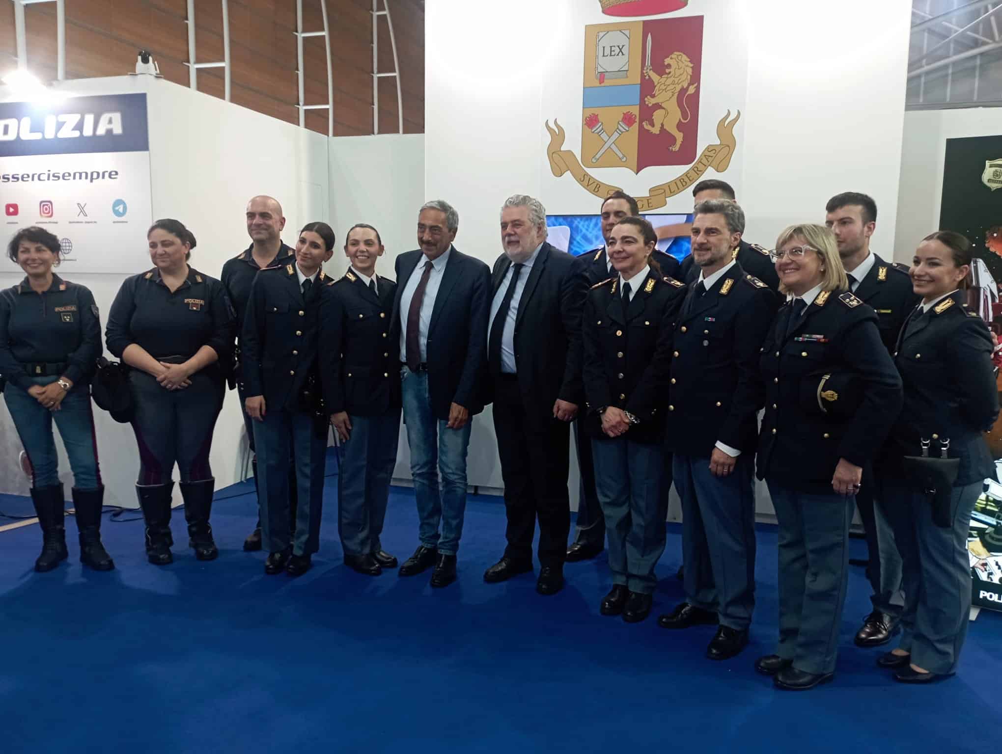 il giornalista Martino Bartoletti saluta la polizia di stato