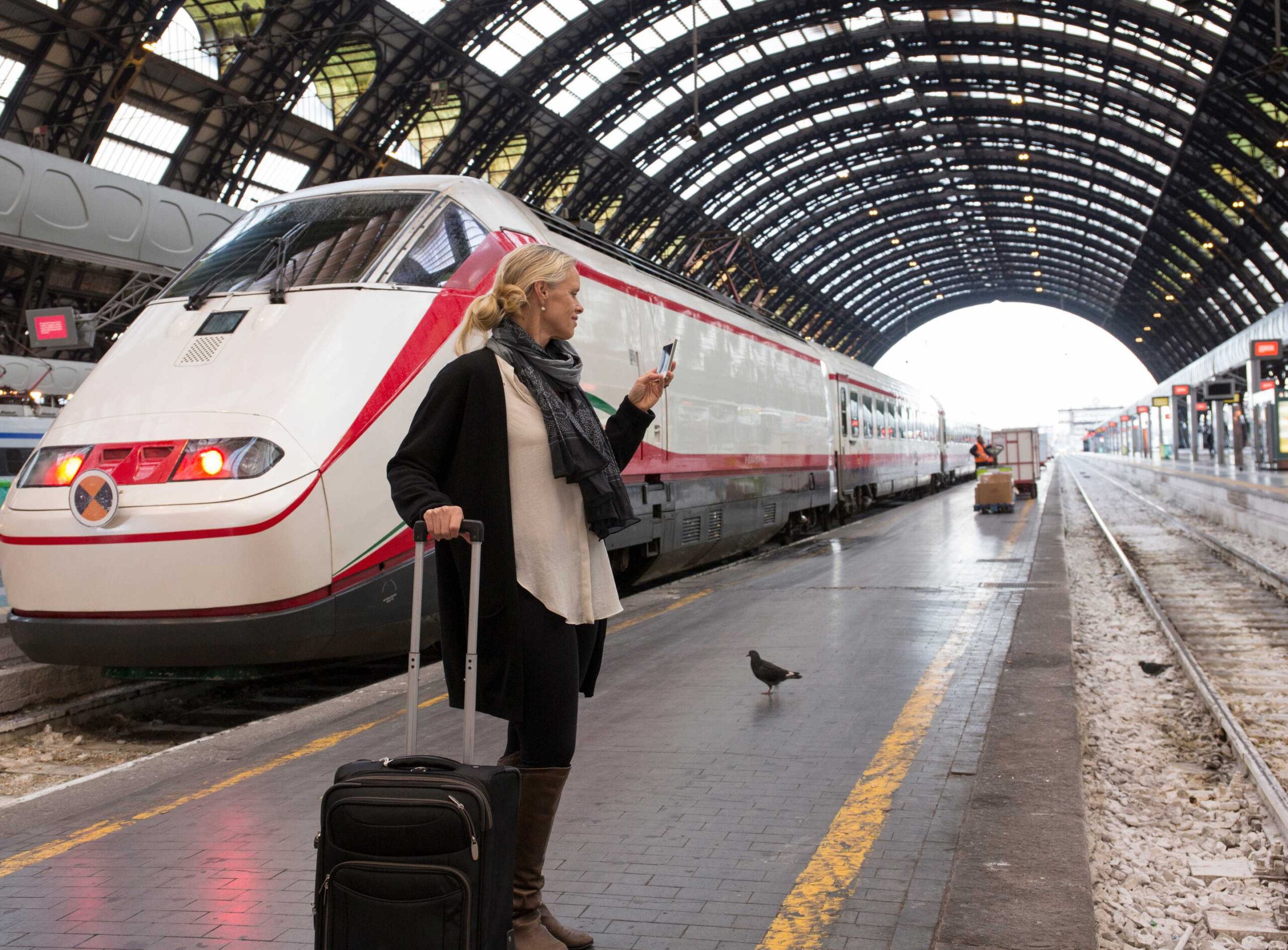 Woman looking for train (1)