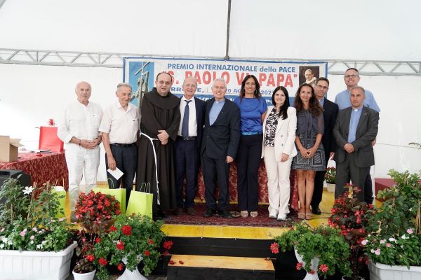 foto-gruppo-premio-pe-rla-pace-san-paolo-VI-papa