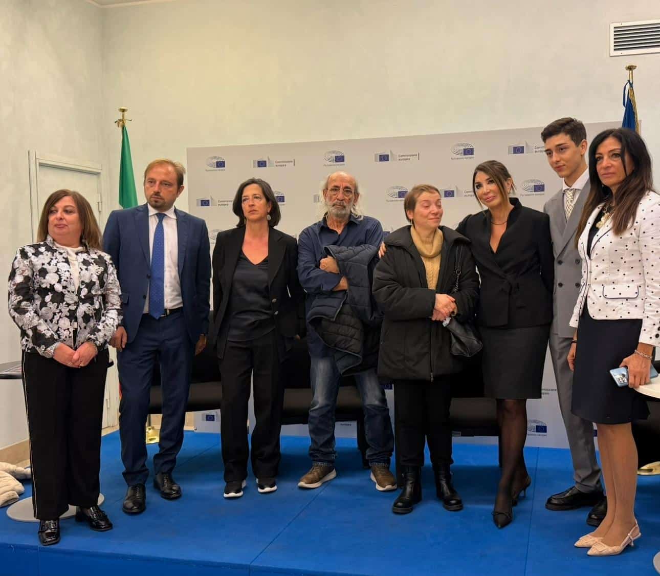 Premi istituzionali, impegno contro il bullismo e arte civile: Luigi Zeno protagonista al Parlamento Europeo insieme alla famiglia di Paolo Mendico. Premi istituzionali, impegno contro il bullismo e arte civile: Luigi Zeno protagonista al Parlamento Europeo insieme alla famiglia di Paolo Mendico.