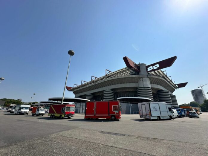 2-STADIO-MILANO.-AMBULANTI-SENZA-CONTRATTO-CIRCONDANO-SAN-SIRO-1024x768