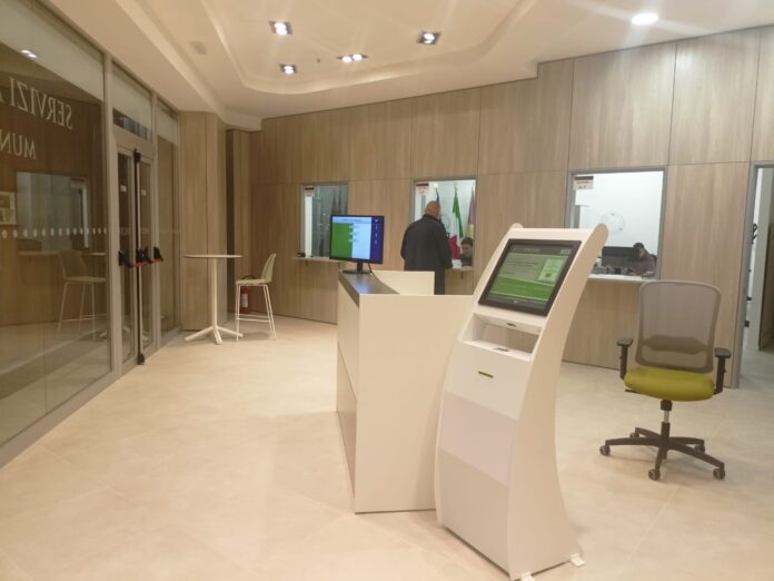 A Casal Bertone il Centro Commerciale inaugura lo Sportello Anagrafico del IV Municipio di Roma Capitale e si trasforma in un centro moderno di aggregazione e socialità per il quartiere. A Casal Bertone il Centro Commerciale inaugura lo Sportello Anagrafico del IV Municipio di Roma Capitale e si trasforma in un centro moderno di aggregazione e socialità per il quartiere.