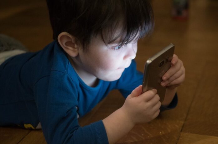 bambini-cellulare-1024x678