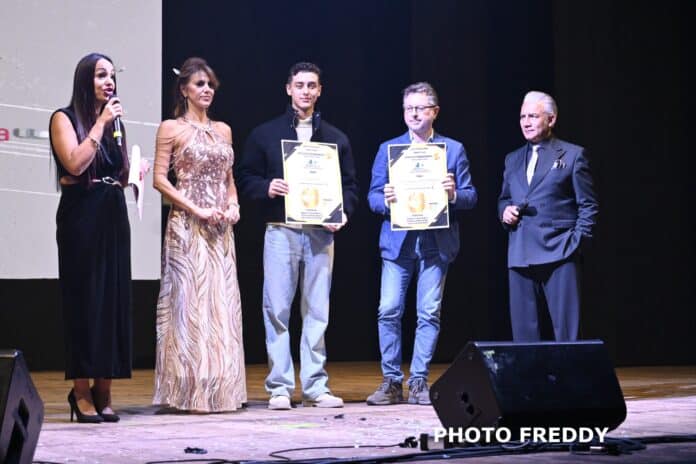 Luigi Zeno e Borrelli (1) Napoli & Festival 2025: Luigi Zeno e Francesco Emilio Borrelli premiati al Politeama tra emozioni e impegno sociale