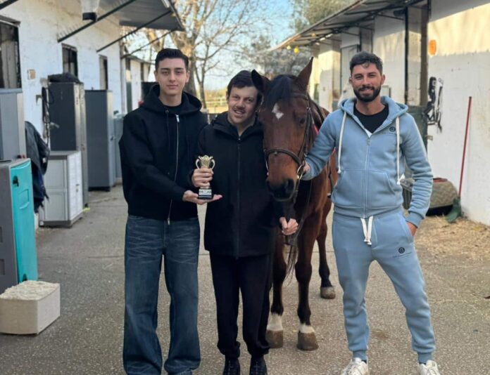 lugi, davide, e claudio Luigi Zeno premia Davide Riccardelli: un momento di grande emozione al Centro Ippico “I Tifatini”