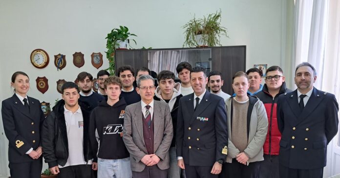 Angelo Labella e Pasquale Mirone con un gruppo di studenti