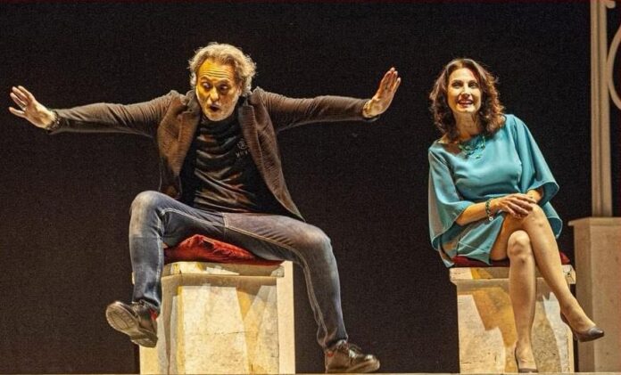 Quando l’amore fa famiglia: al Teatro delle Muse arriva “Figlio di Famiglia”, la commedia che abbatte i pregiudizi con l’ironia Quando l’amore fa famiglia: al Teatro delle Muse arriva “Figlio di Famiglia”, la commedia che abbatte i pregiudizi con l’ironia