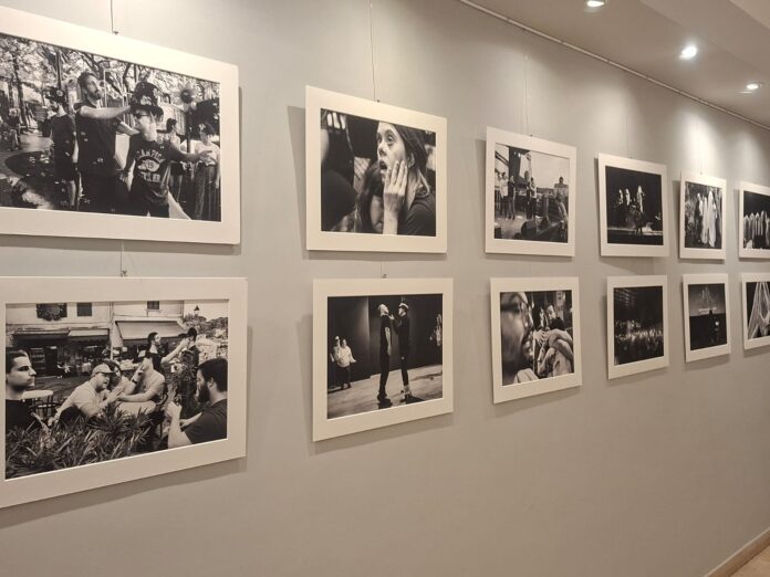 “Abracadown”: la storia del musical che ha cambiato lo sguardo dell’Italia, diventa una mostra fotografica con tanto di "Walk of Fame". “Abracadown”: la storia del musical che ha cambiato lo sguardo dell’Italia, diventa una mostra fotografica con tanto di "Walk of Fame".