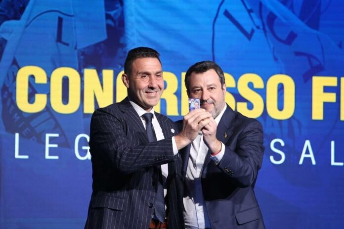 roberto-vannacci-e-matteo-salvini-con-la-sua-tessera-della-Lega-1024x683