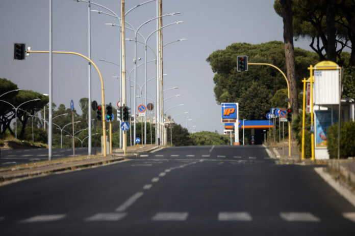 STRADE E PIAZZE DESERTE A FERRAGOSTO