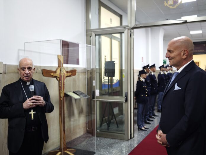 foto-questore-e-fisichella Croce Giubileo 2025 donata alla Questura: come cambia il segno dell’Anno Santo per la città
