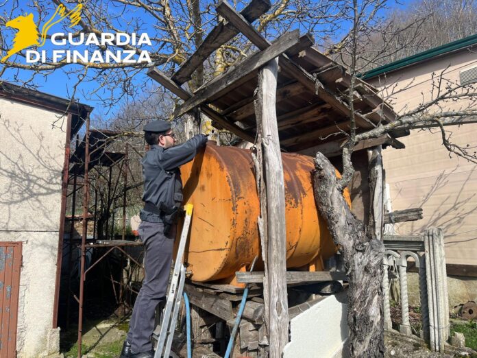 rieti gasolio finanza Sequestro di gasolio agricolo a Rieti: Guardia di Finanza durante i controlli su carburante agevolato in un contesto di caro carburanti