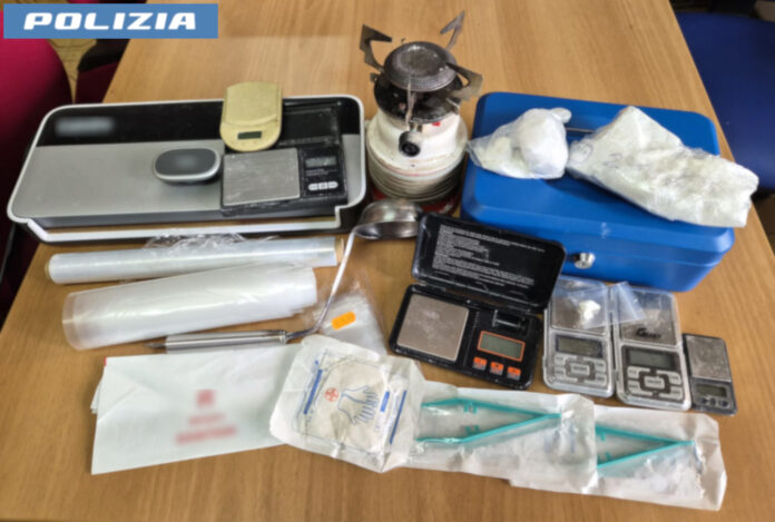 torre vecchia droga Torrevecchia droga, materiale sequestrato dalla Polizia: bilancini, fornelletto e strumenti per la lavorazione del crack nel box trasformato in raffineria
