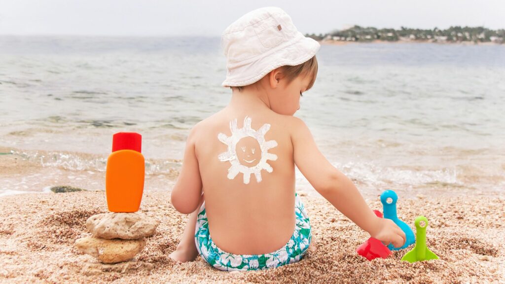 CREMA-SOLARE_bambini_spiaggia_secchiello_sole_mare-1024x576