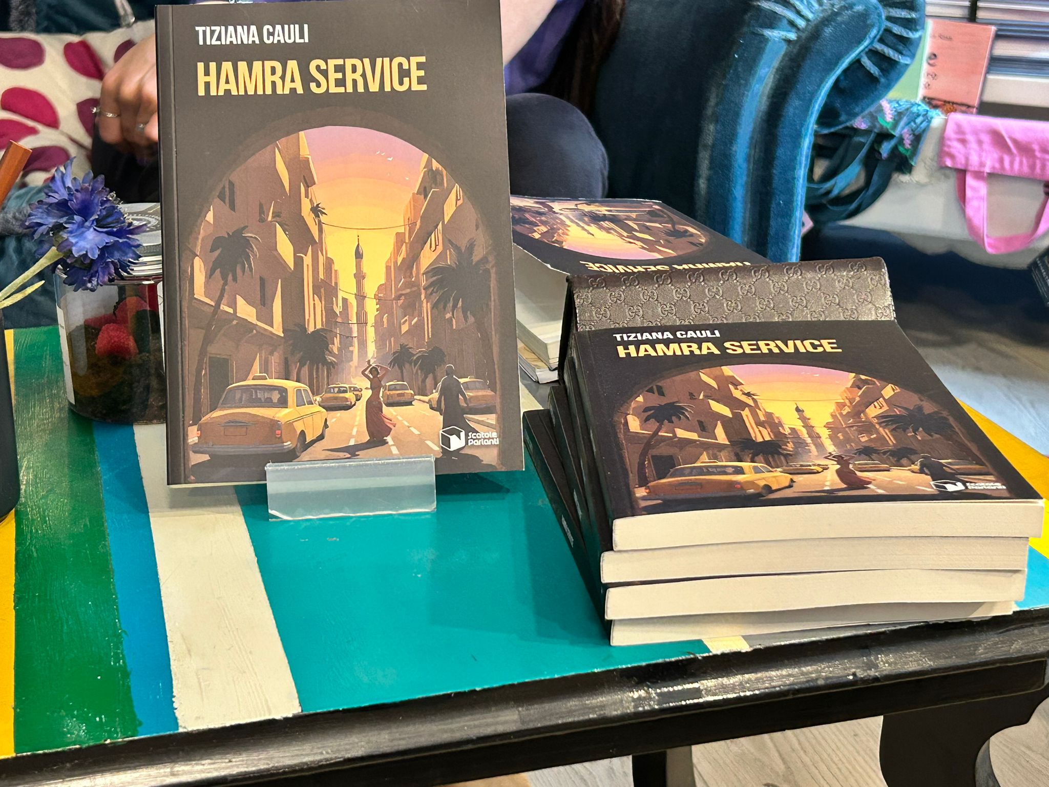 WhatsApp Image 2026-05-16 at 09.15.19 La giornalista Tiziana Cauli presenta il romanzo “Hamra Service” alla Libreria L’Altracittà Roma durante un incontro dedicato a Beirut, ai taxi condivisi e alle storie vissute in Libano.