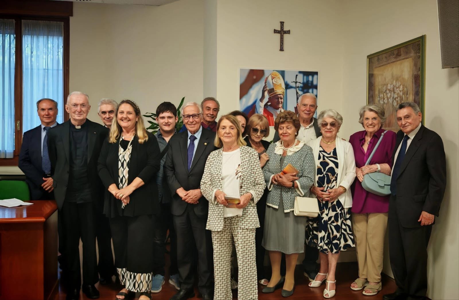 728937540_28406166968983812_6932047791214342593_n Passaggio di consegne al Serra Club di Roma tra il presidente uscente Emilio Artiglieri e la nuova presidente Viviana Normando durante la chiusura dell'anno sociale alla Casa Bonus Pastor.