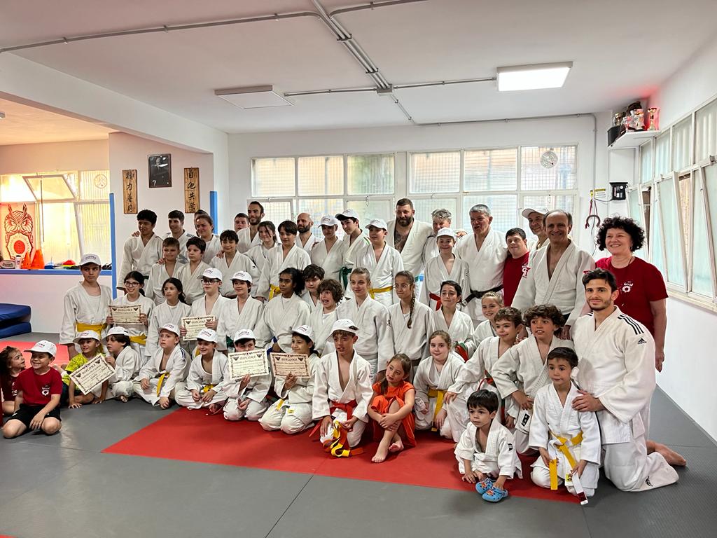 fukuro roma foto di gruppo ASD Fukuro Roma, il judo nella Capitale tra disciplina, educazione e comunità