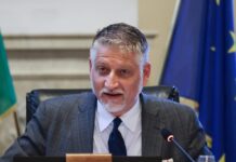 Campi Flegrei, tensione a Pozzuoli per la visita di Giuli. Il ministro contestato dai cittadini: “Vergogna, vattene”
