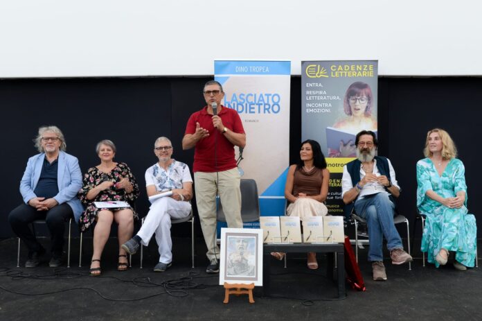 Cadenze Letterarie 7 maggio Dino Tropea e gli ospiti di Cadenze Letterarie sul palco del CineVillage Marconi a Roma