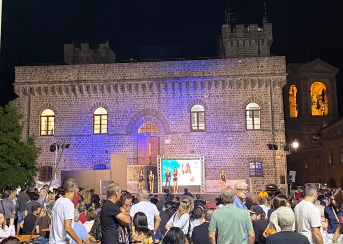Miss Italia Rocca Priora – Piazza Zanardelli e Palazzo Savelli Miss Italia a Rocca Priora in piazza Zanardelli davanti a Palazzo Savelli