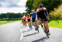 Travolge ciclisti dopo una lite, poi torna indietro e li investe di nuovo: arrestato per tentato omicidio