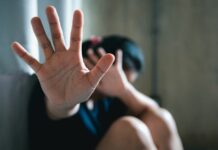 Bologna, mamma e figlia di 4 anni bivaccavano in centro con un uomo. La donna ferita e portata in ospedale